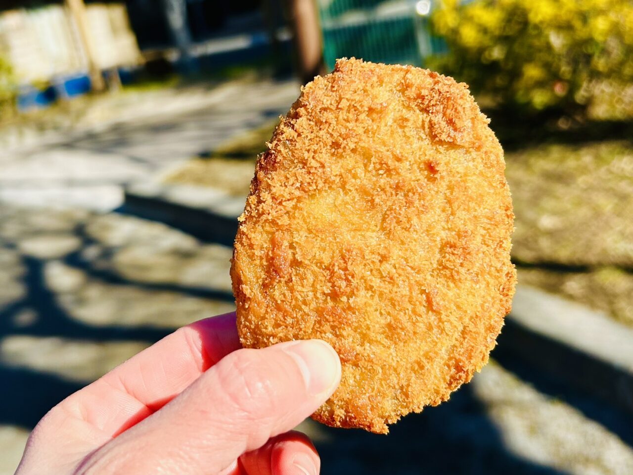 からりときつね色の「海老沼精肉店」さんのコロッケ