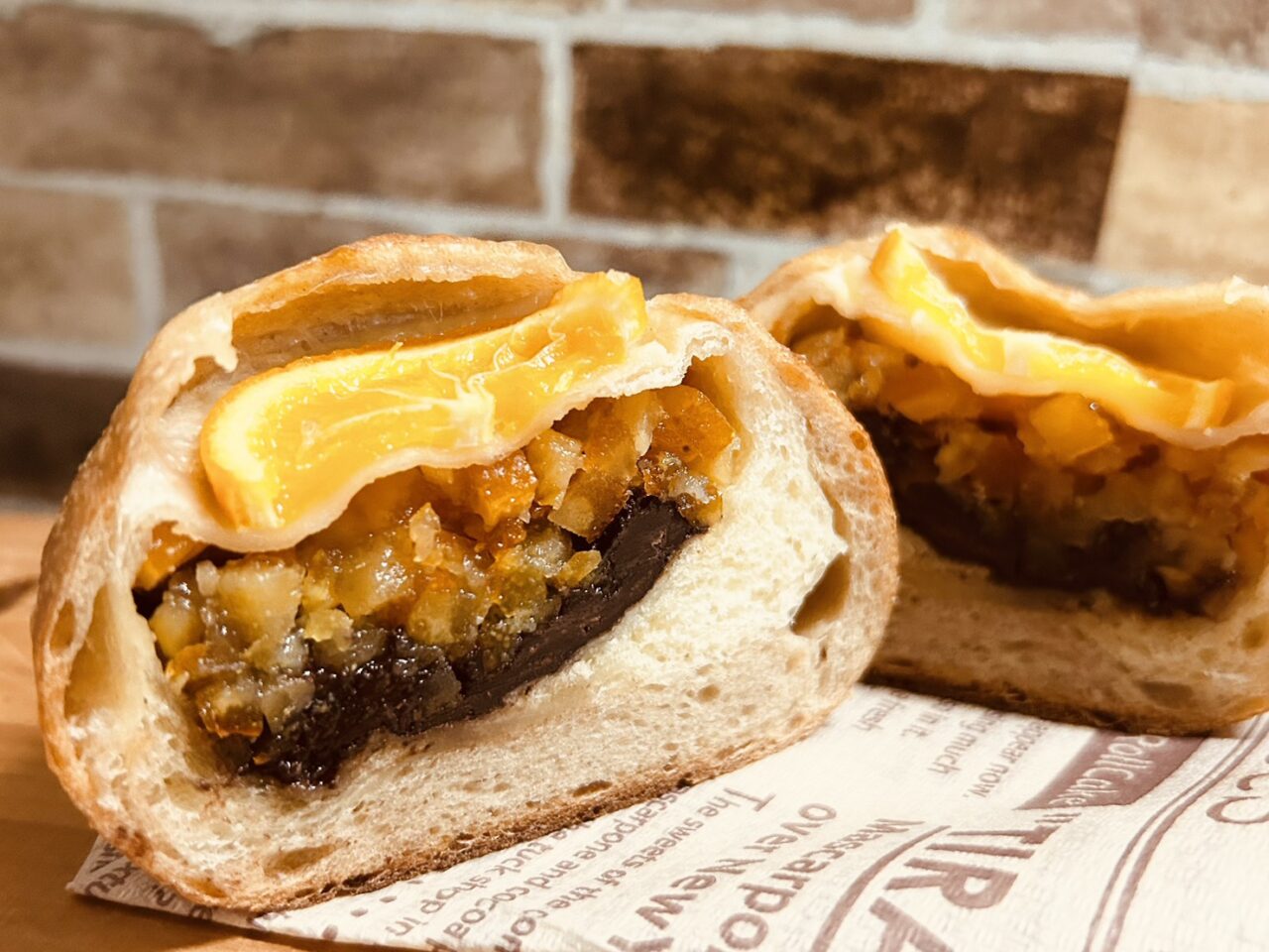 半分にカットした「チョコとオレンジのカンパーニュ包み」