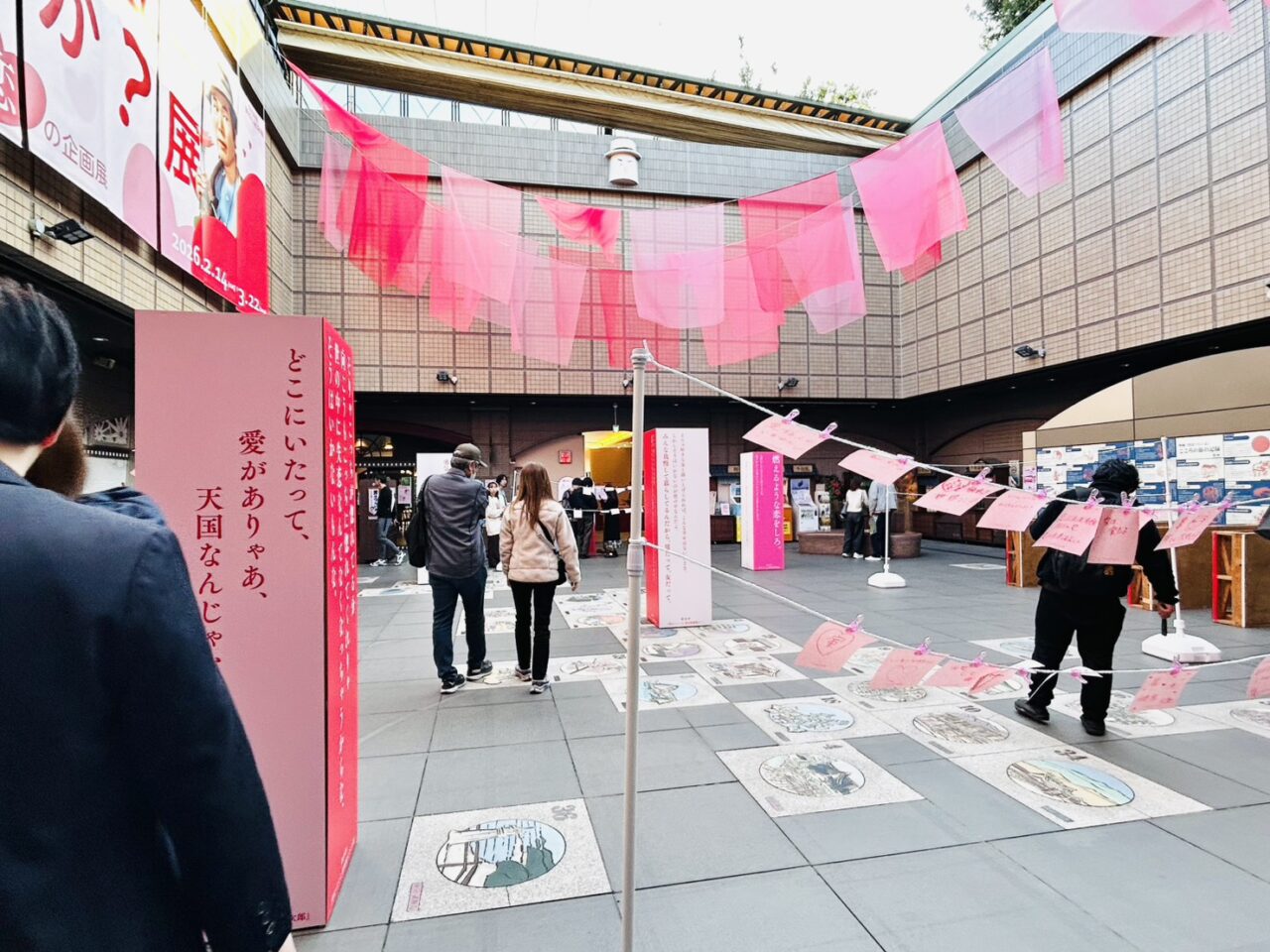 ピンク色に染まった寅さん記念館光庭