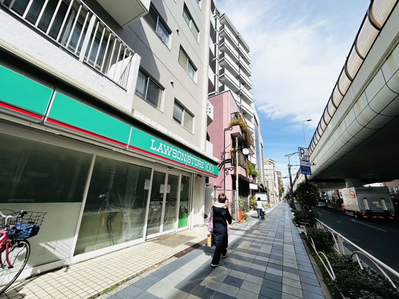 水戸街道沿いの「ローソンストア100金町店」のある通り