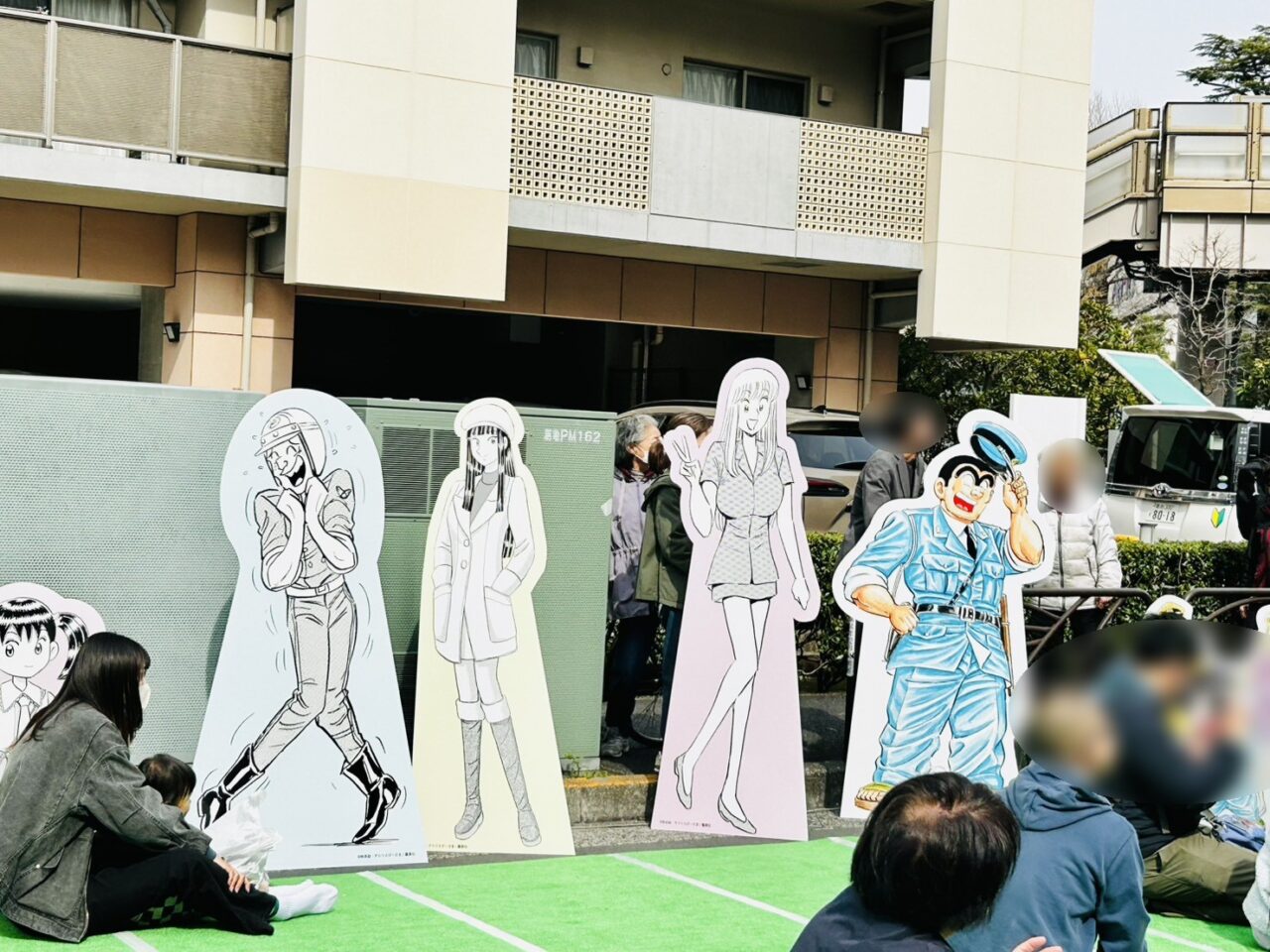 客席脇の登場人物パネル