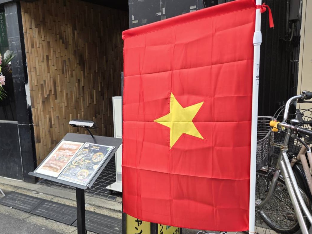 ビル入り口に掲げられたベトナムの旗