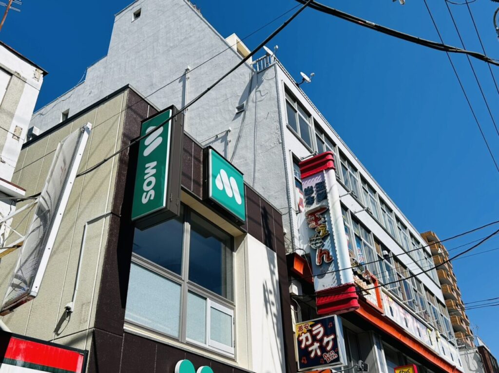 看板の設置された「モスバーガーお花茶屋駅前店」の様子