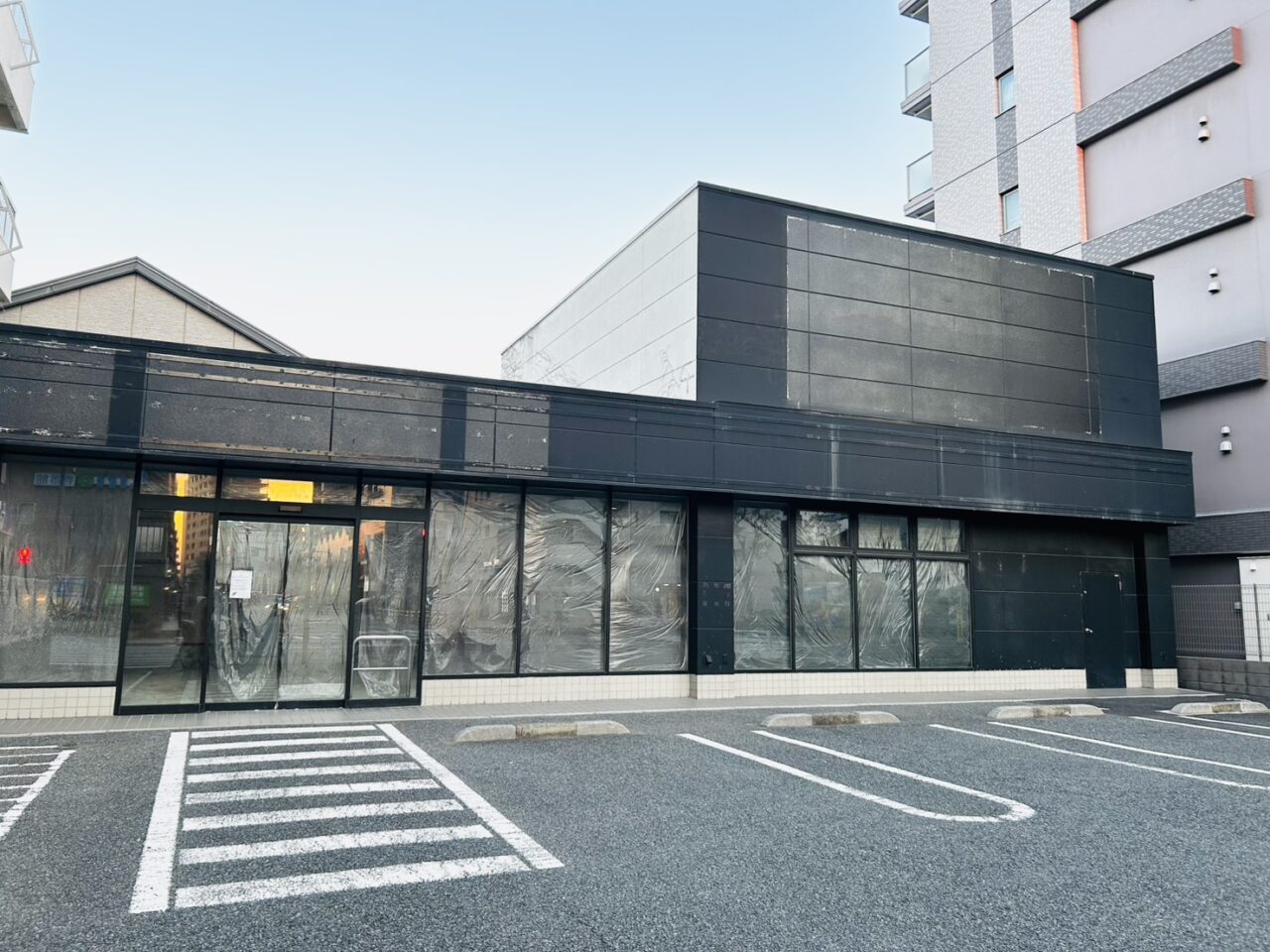 亀有駅東の環七通り沿い「いきなりステーキ亀有店」跡地の様子