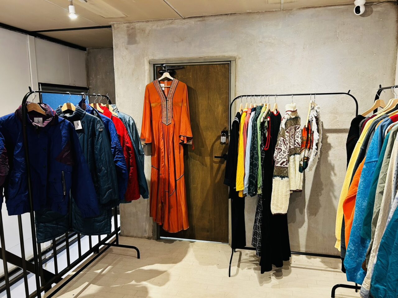 レディース商品が並ぶ2階売り場