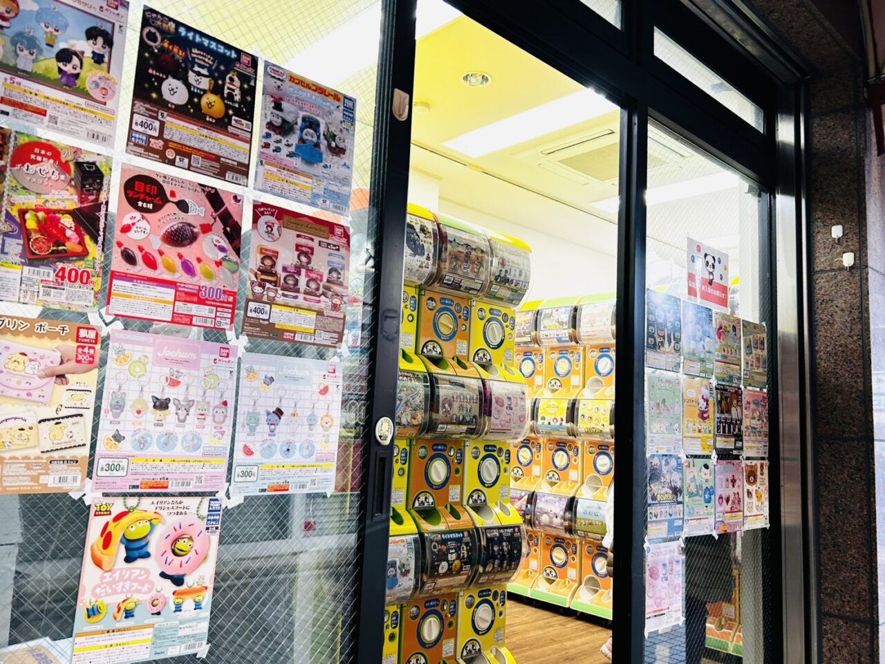 カプセルトイのマシンが並ぶ「ダンスファッション プラン」店内