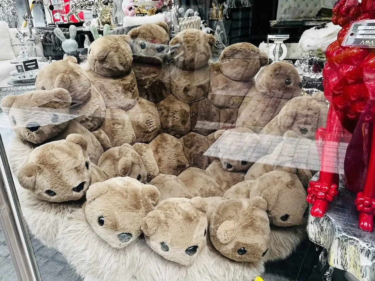 目を見張るぬいぐるみだらけのソファ