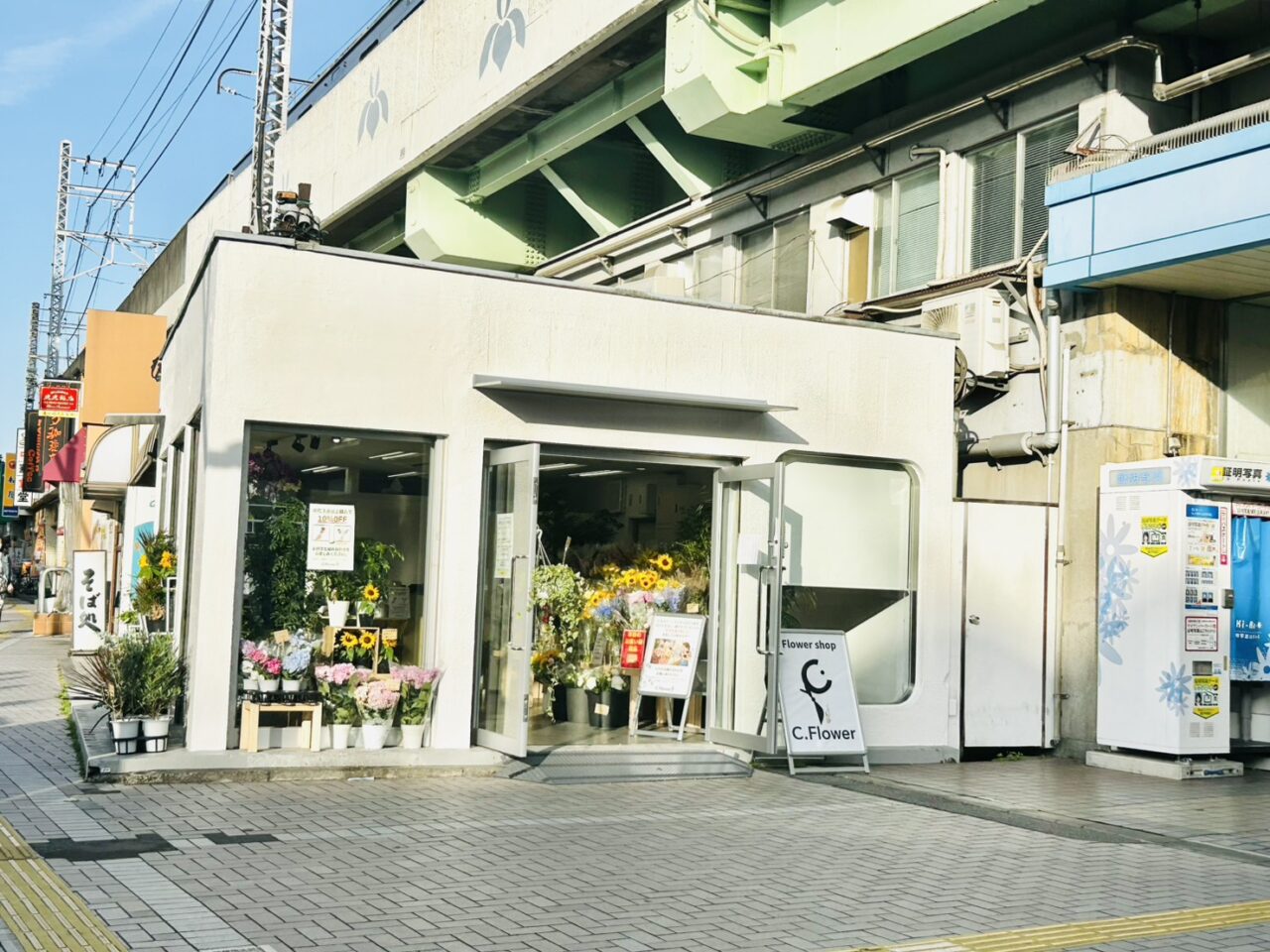 亀有駅北口にオープンした生花店「C.flower」の様子