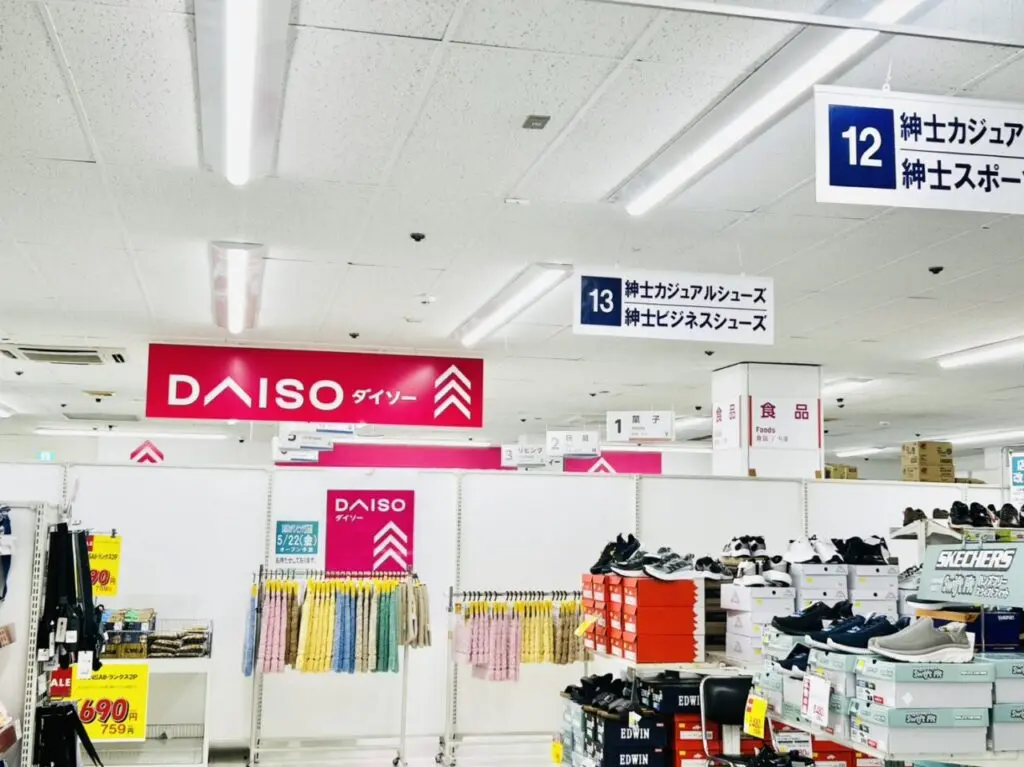 オリンピック立石店2階奥に準備中のダイソーコーナー