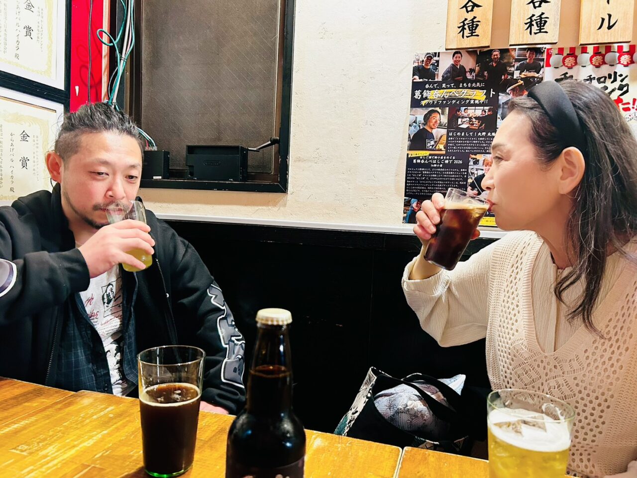 「葛飾呑んべクラフト」を楽しむお客さんたち