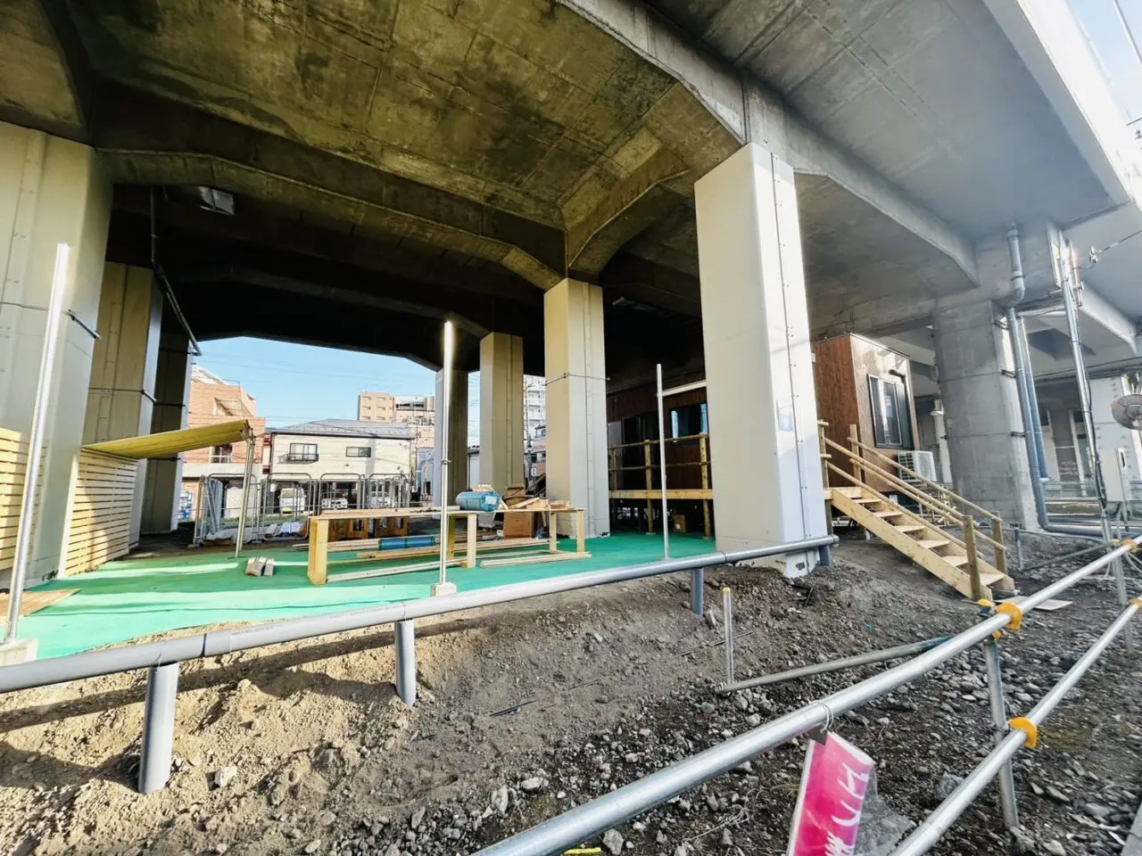 JR常磐線高架下「ぽちかめ」に準備中の新店の様子