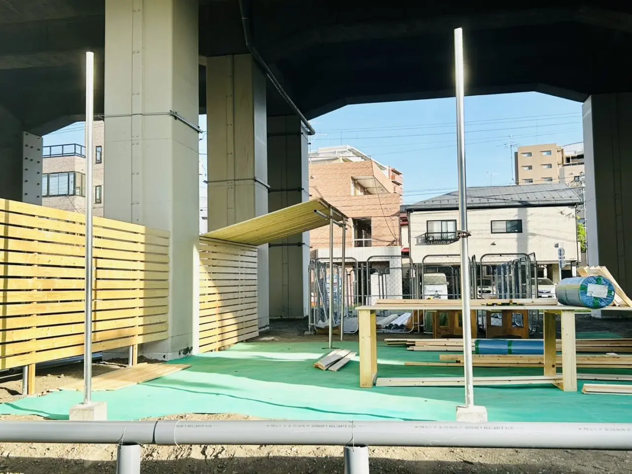 トレーラーハウスの傍らにはドッグランのような場所が
