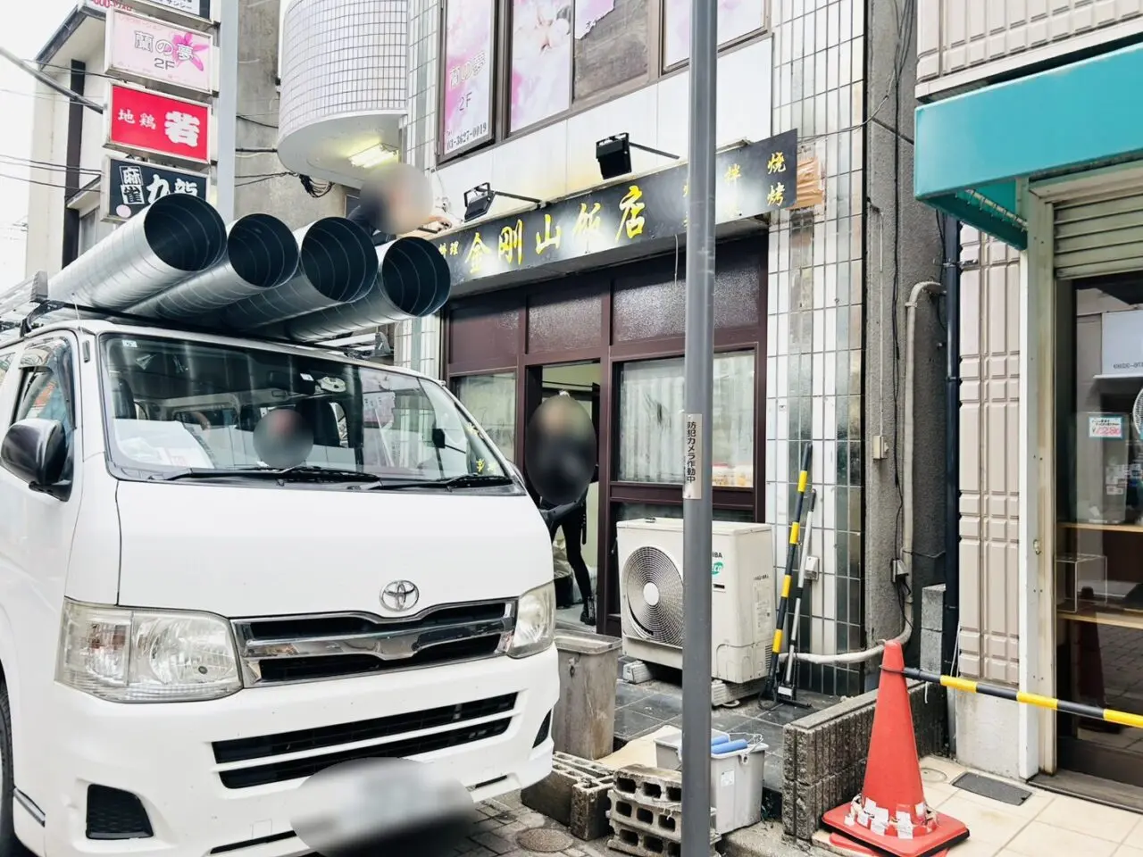 金町一番街通りで作業中の車