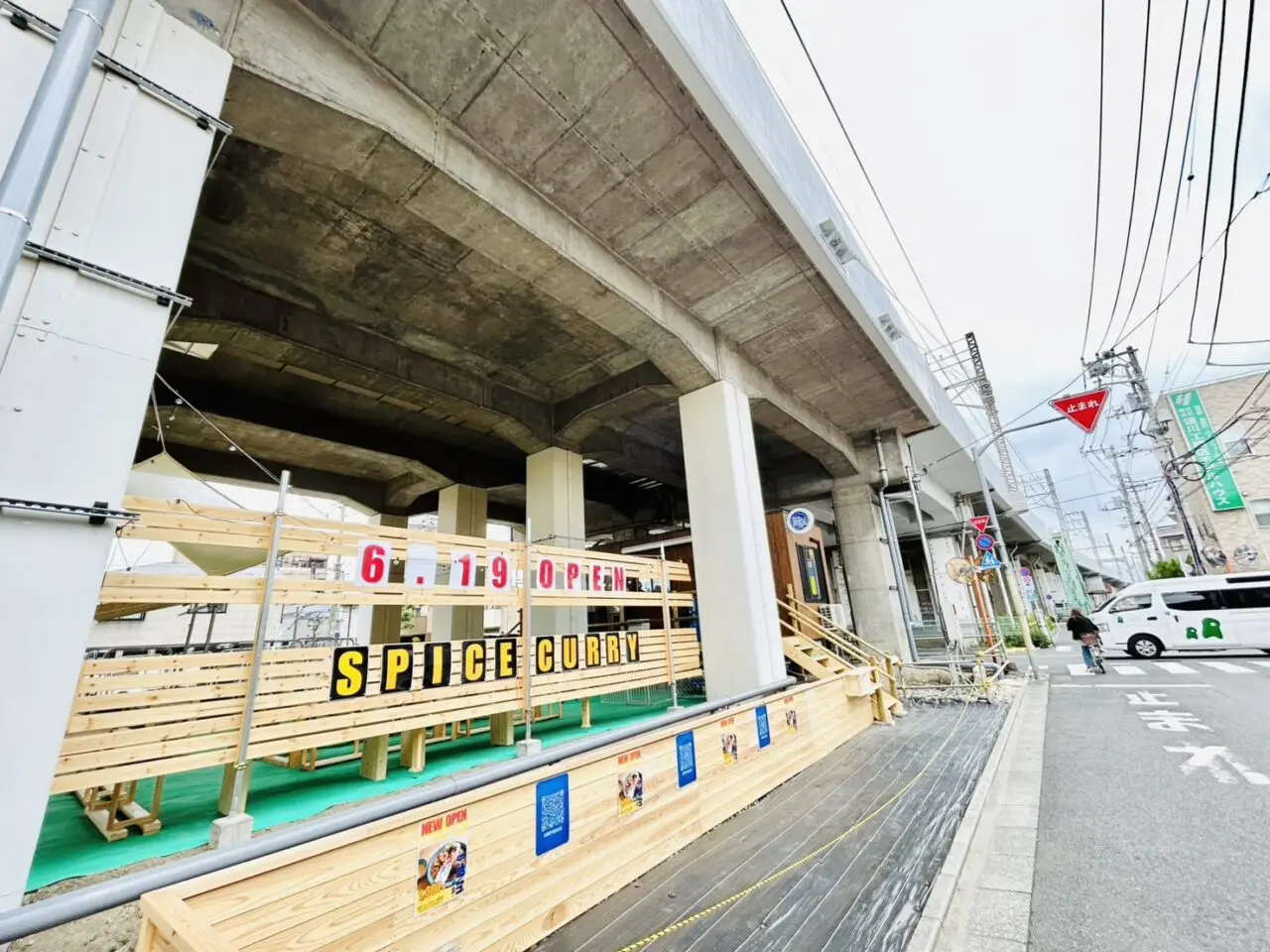 「ぽちかめ」にできたトレーラーハウスのカレー店「東京スパイスカレー 薬壺堂」