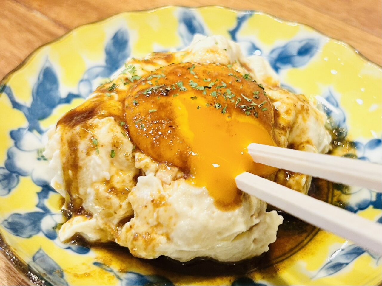 「筑前屋」名物の「どて漬け卵黄ポテトサラダ」