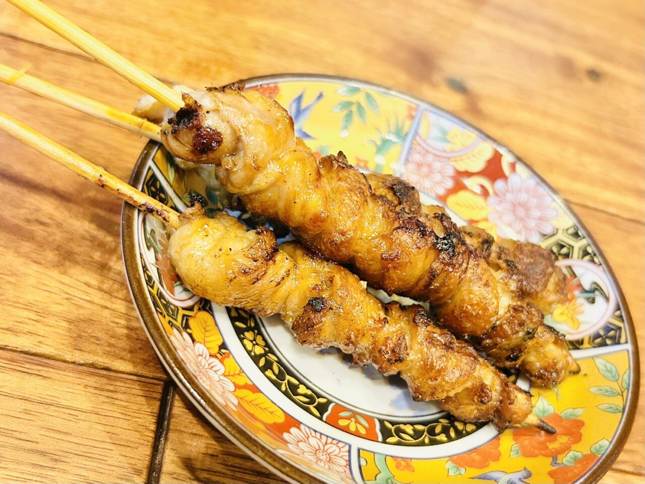 鳥皮を巻いて焼き上げた「ぐる皮」
