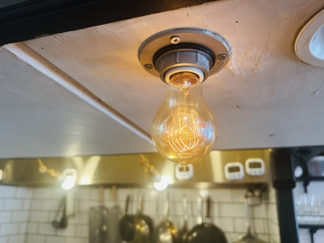 カウンター上の味のある電球