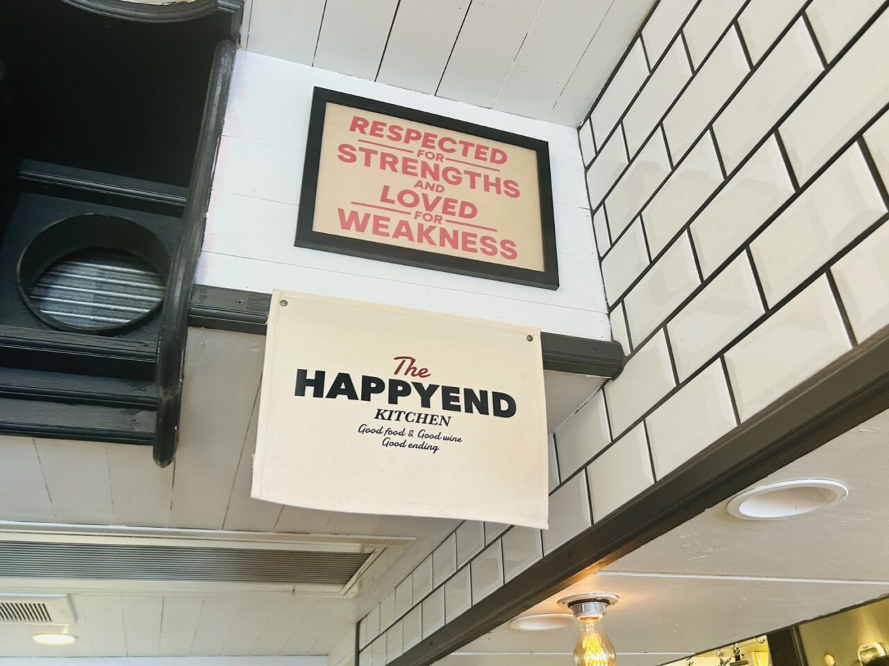 「THE HAPPYEND KITCHEN」のラフながらおしゃれな店内