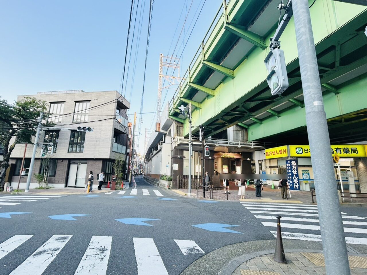 綾瀬駅側から見た「ビーンズ亀有」のある高架の様子