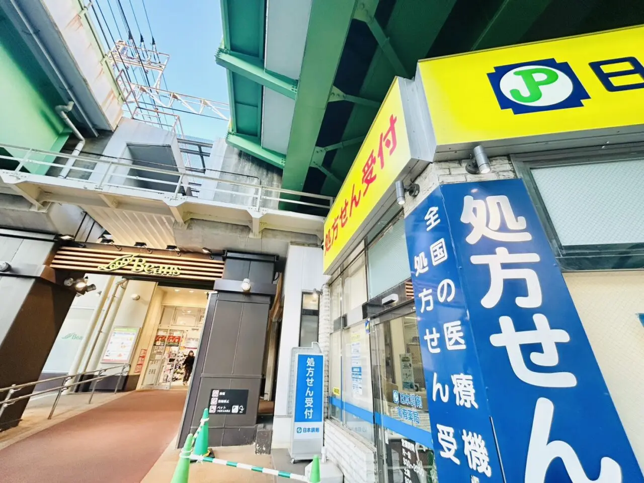 ビーンズ亀有綾瀬駅側出口の様子