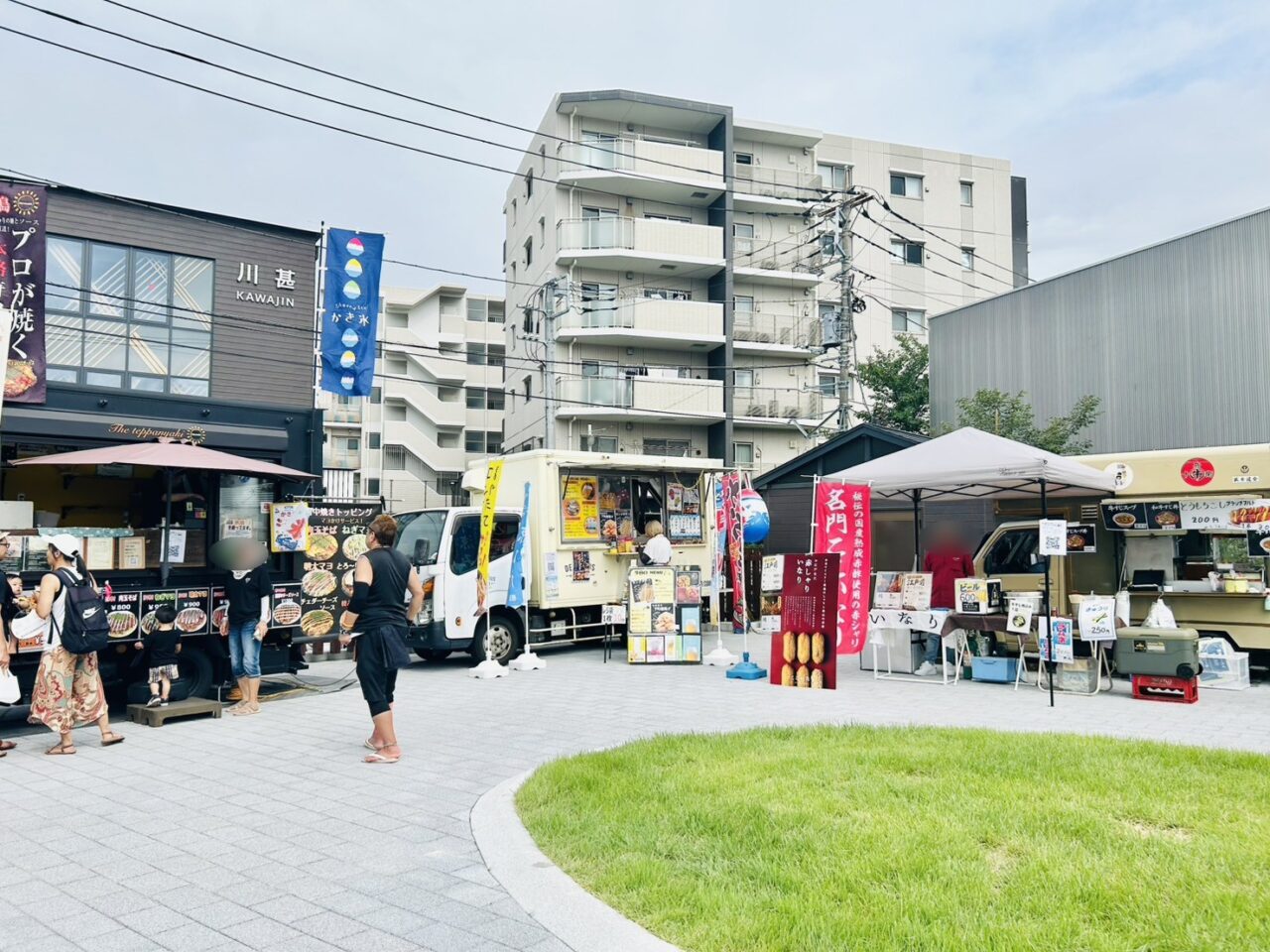 「柴又川甚まちなみ館」公園に並ぶキッチンカー