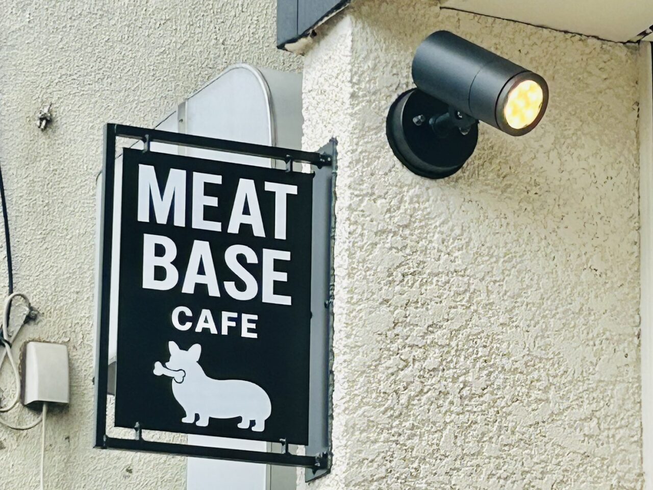 MEATBASECAFE店頭の看板とライト