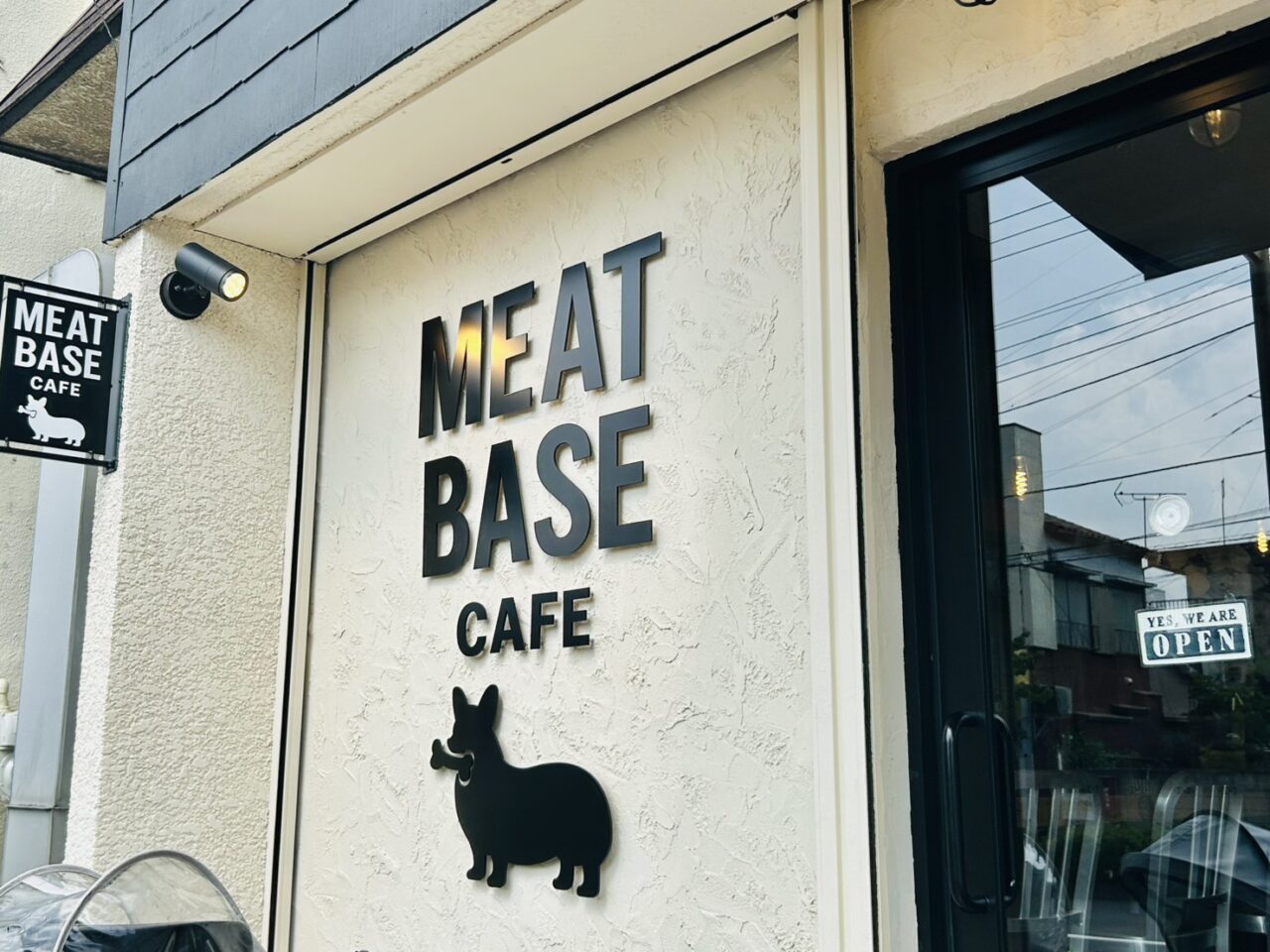 東水元「MEAT BASE CAFE」店頭ロゴ