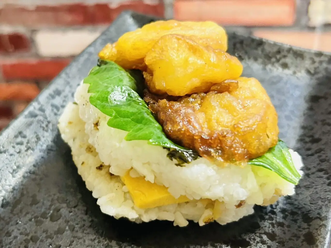 定番の「ごちそう焼むすび」香味だれ海老天むす
