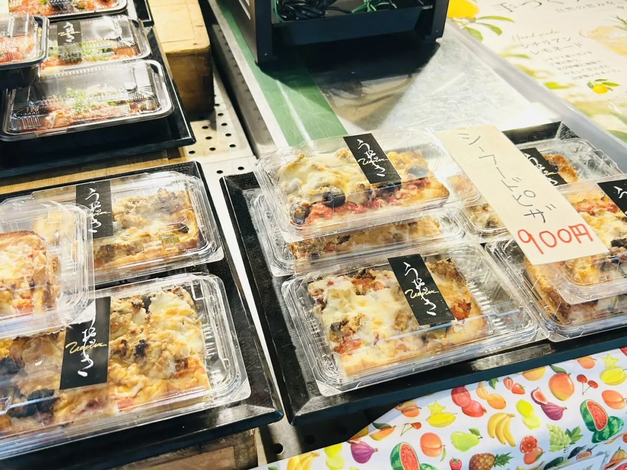 「魚次三」店頭にならぶ焼きたてのカットピザ
