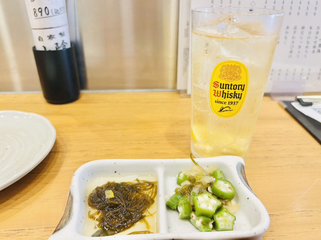 「鮨と炭火かば」のお通しとハイボール