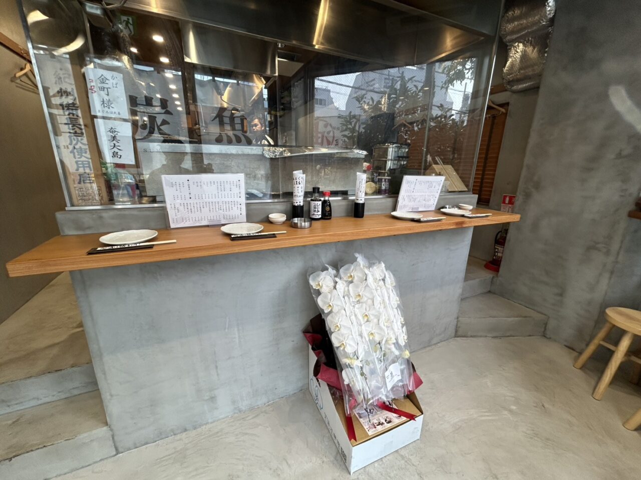 金町「鮨と炭火 かば」店内