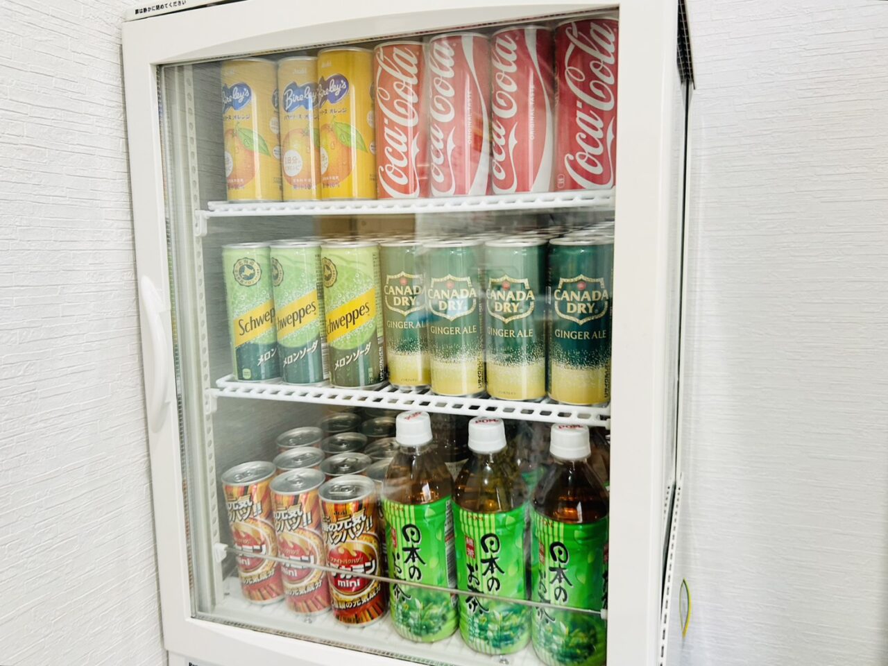 セットのドリンクが並ぶ冷蔵ケース