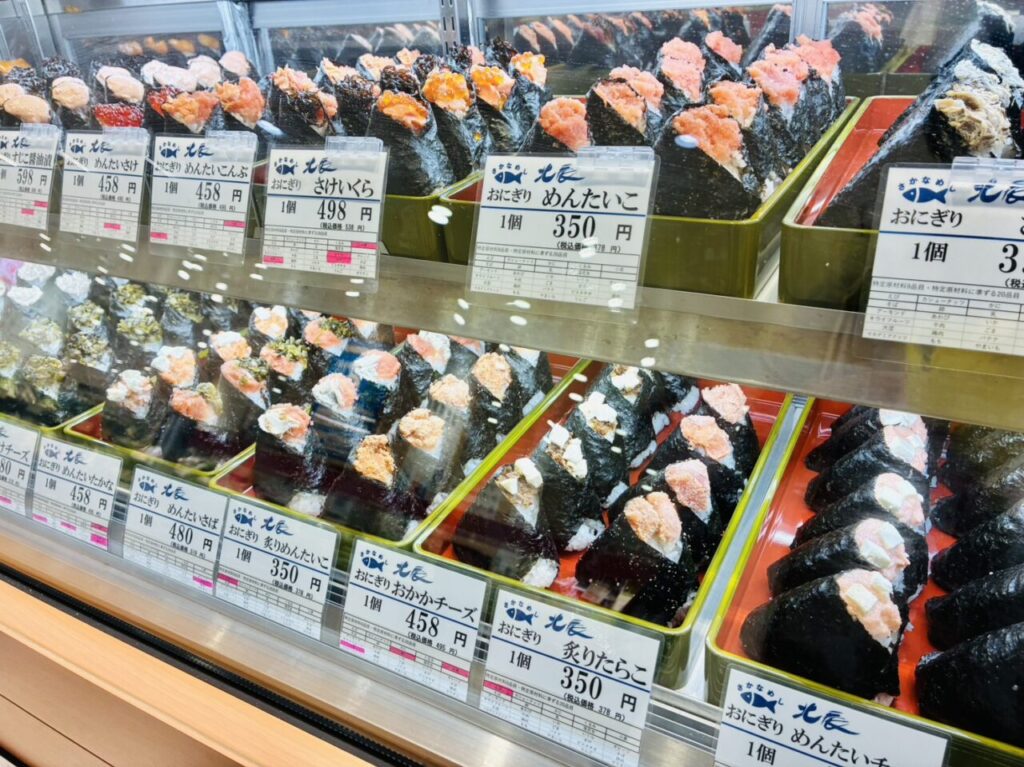 「さかなめし北辰」店頭のショーケースに並ぶおにぎり