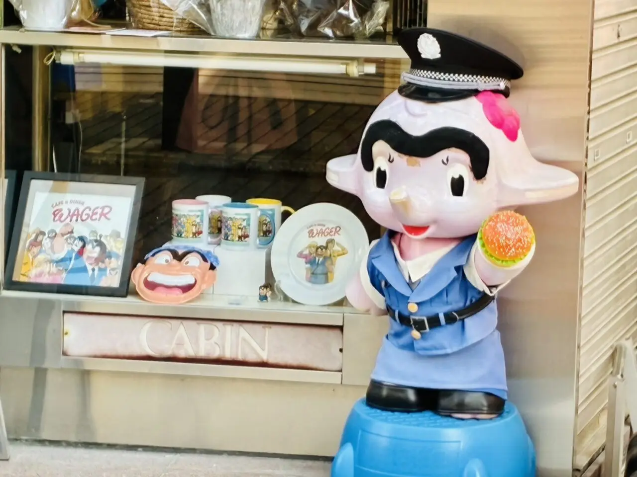 「田中屋薬局」マスコットだった両さんサトちゃん